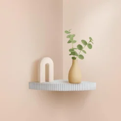 ETAGERE D ANGLE STRIEE 25X25X3.5CM COLORIS BLANC
