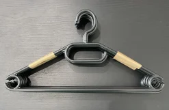 LOT 10 CINTRES PLASTIQUE TETE TOURNANTE