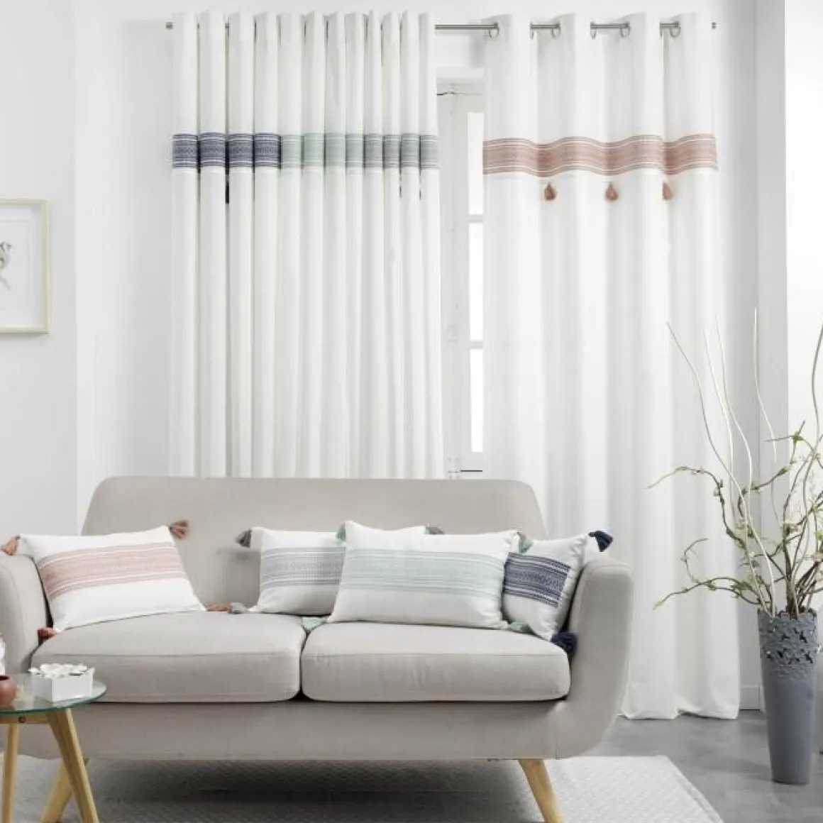 RIDEAU A OEILLETS 140X240CM TOP BRODE POMPONS AMAYA GRIS
